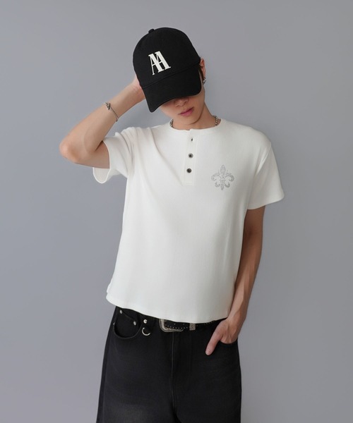 SPINNS(スピンズ)の「短丈ヘンリーネックTシャツ/クロス/ラインストーンワンポイントロゴ/テレコリブ素材(Tシャツ/カットソー・メンズ・ホワイト/ブラック/ピンク・ONESIZE)」の6枚目の写真