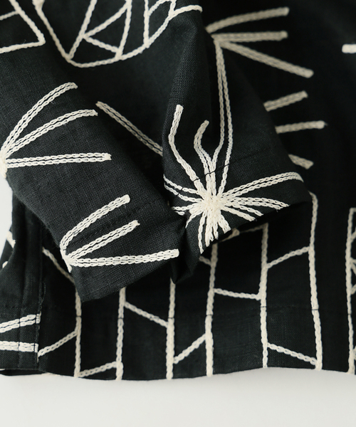 JOURNAL STANDARD relume(ジャーナルスタンダード レリューム)の「ランダムパターン 刺繍 オープンカラーシャツ(シャツ/ブラウス・メンズ・ブラック/ブラウン/ベージュ・LARGE/MEDIUM)」の4枚目の写真