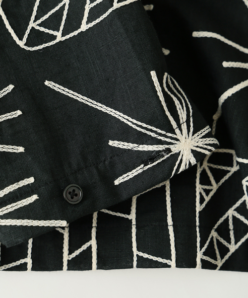 JOURNAL STANDARD relume(ジャーナルスタンダード レリューム)の「ランダムパターン 刺繍 オープンカラーシャツ(シャツ/ブラウス・メンズ・ブラック/ブラウン/ベージュ・LARGE/MEDIUM)」の5枚目の写真