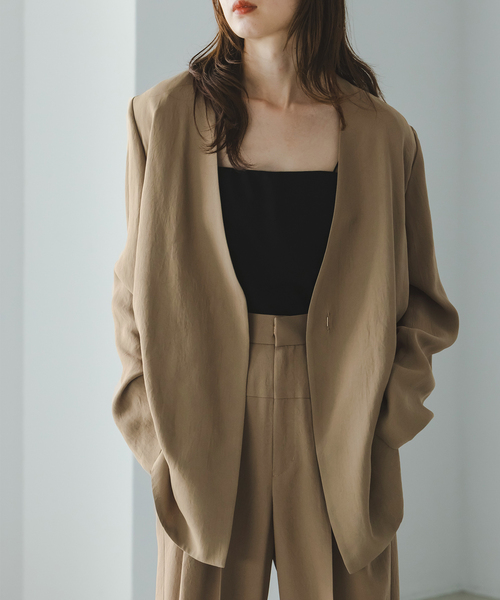 Noble(ノーブル)の「《WEB&一部店舗限定追加》ELENI/エルニ ライトクロスジャケット(ノーカラージャケット・レディース・キャメル/ブラック・38/36)」の2枚目の写真
