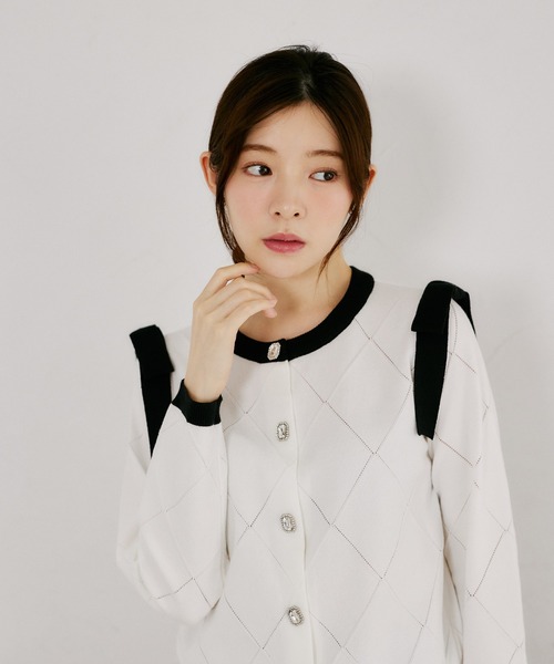 tocco closet（トッコ　クローゼット）の「肩リボン付き透かしアーガイルニットカーディガン（カーディガン/ボレロ・レディース・ブラック/オフホワイト・M）」の6枚目の写真