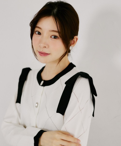 tocco closet（トッコ　クローゼット）の「肩リボン付き透かしアーガイルニットカーディガン（カーディガン/ボレロ・レディース・ブラック/オフホワイト・M）」の7枚目の写真