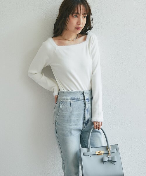 La boutique BonBon(ラブティックボンボン)の「【お上品ふわふわ】スクエアネックファーヤーントリムニット(ニット/セーター・レディース・ブラック/ホワイト/ライトグレー/サックスブルー・FREE)」の5枚目の写真