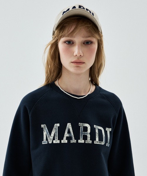 Mardi Mercredi（マルディメクルディ）の「CROPPED SWEATSHIRT RAGLAN MARDI SERIF LOGO / クロップド スウェットシャツ ラグラン マルディ セリフ ロゴ（スウェット・レディース・ブラック/ネイビー/ライトブラウン/グレー・FREE）」の4枚目の写真