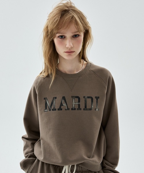 Mardi Mercredi（マルディメクルディ）の「CROPPED SWEATSHIRT RAGLAN MARDI SERIF LOGO / クロップド スウェットシャツ ラグラン マルディ セリフ ロゴ（スウェット・レディース・ブラック/ネイビー/ライトブラウン/グレー・FREE）」の3枚目の写真
