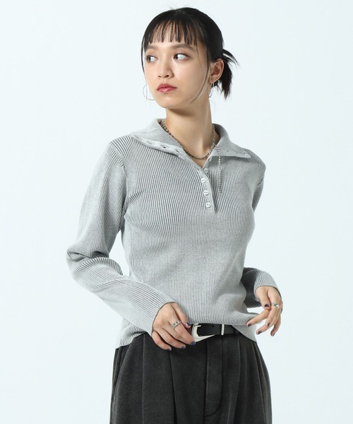 PAGEBOY(ページボーイ)の「バイカラーリブヘンリーハイネック【ハイネックと襟付きの2WAYネック仕様】(ニット/セーター・レディース・ブラック/ライトグレー/レッド・FREE)」の2枚目の写真