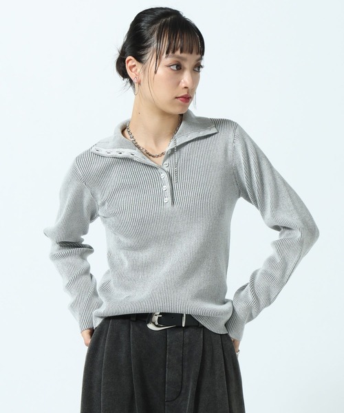 PAGEBOY(ページボーイ)の「バイカラーリブヘンリーハイネック【ハイネックと襟付きの2WAYネック仕様】(ニット/セーター・レディース・ブラック/ライトグレー/レッド・FREE)」の14枚目の写真