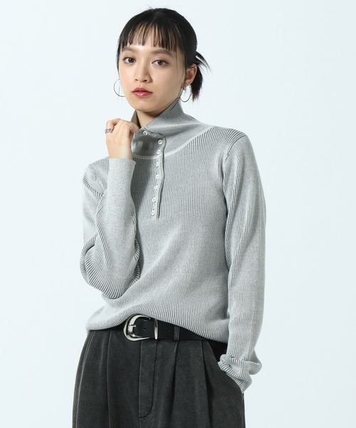 PAGEBOY(ページボーイ)の「バイカラーリブヘンリーハイネック【ハイネックと襟付きの2WAYネック仕様】(ニット/セーター・レディース・ブラック/ライトグレー/レッド・FREE)」の16枚目の写真