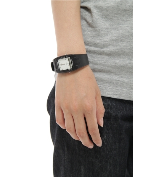 AMERICAN RAG CIE（アメリカンラグシー）の「CASIO（カシオ）時計　DNY-AQ-47（アナログ腕時計・メンズ・ホワイト/ブラック/ゴールド・ﾌﾘ-）」の8枚目の写真