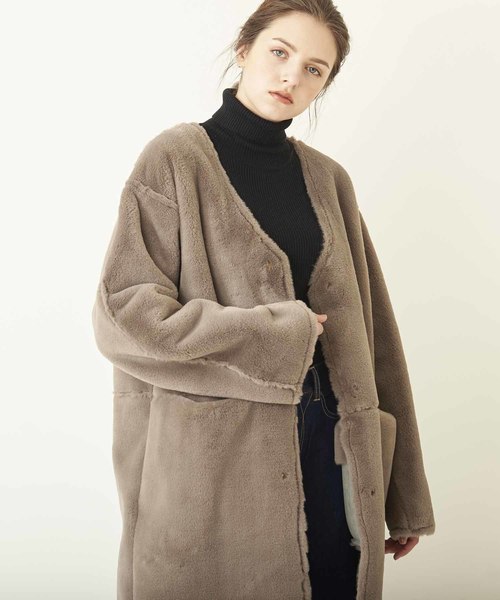 Kelen（ケレン）の「「KELEN / ケレン」Vネックエコムートンリバーシブルコート"Lucia"（ダウンジャケット/コート・レディース・キャメル/ライトベージュ/グレー・S/M）」の11枚目の写真