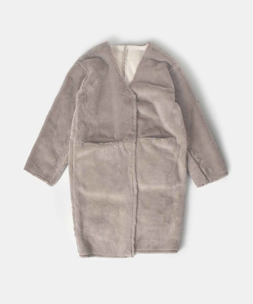 Kelen（ケレン）の「「KELEN / ケレン」Vネックエコムートンリバーシブルコート"Lucia"（ダウンジャケット/コート・レディース・キャメル/ライトベージュ/グレー・S/M）」の22枚目の写真