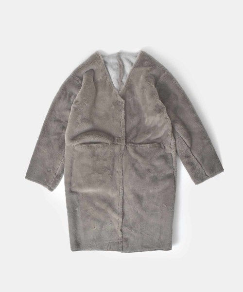 Kelen（ケレン）の「「KELEN / ケレン」Vネックエコムートンリバーシブルコート"Lucia"（ダウンジャケット/コート・レディース・キャメル/ライトベージュ/グレー・S/M）」の19枚目の写真