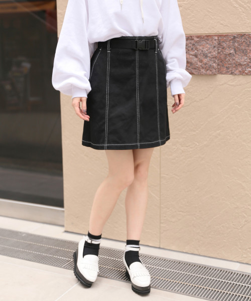 Heather(ヘザー)の「ベルトツキステッチミニスカート 823153(スカート・レディース・ブラック/ホワイト/ネイビー・SMALL/MEDIUM)」の3枚目の写真