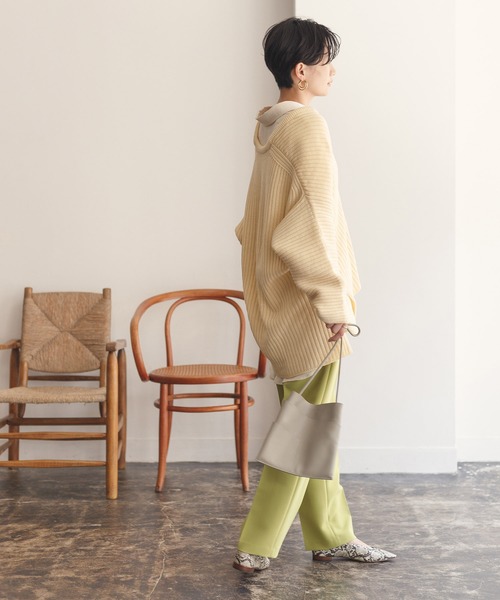 ADAM ET ROPE'（アダムエロペ）の「深Vネック片畦スリットプルオーバー（ニット/セーター・レディース・チャコールグレー/キナリ・FREE）」の6枚目の写真