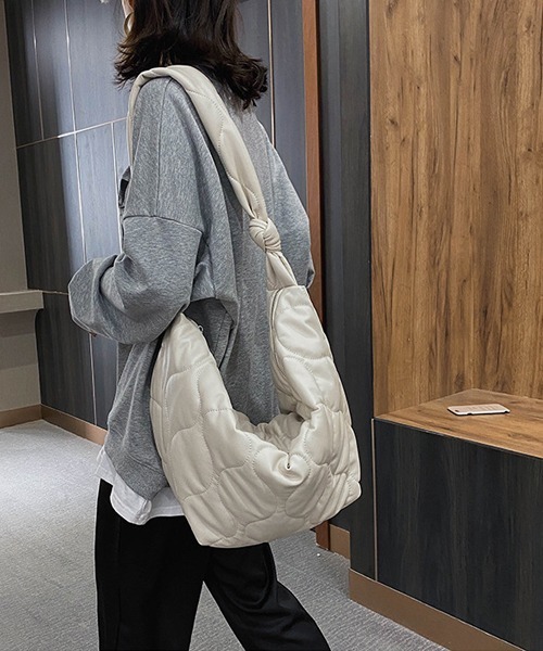 SVEC（シュベック）の「キルティング ショルダー ノットバッグ