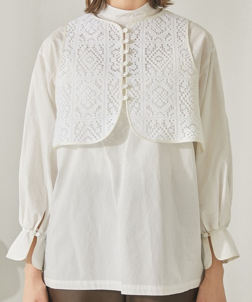 PUBLIC TOKYO(パブリックトウキョウ)の「クロシェレイヤーバンドカラーシャツ(シャツ/ブラウス・レディース・ホワイト/ブラック・FREE)」の3枚目の写真