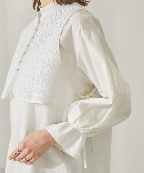 PUBLIC TOKYO(パブリックトウキョウ)の「クロシェレイヤーバンドカラーシャツ(シャツ/ブラウス・レディース・ホワイト/ブラック・FREE)」の9枚目の写真