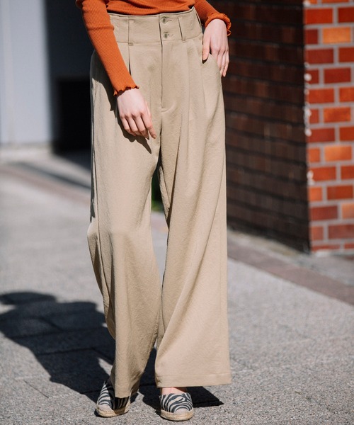 Munich(ミューニック)の「トリアセテートファイバーオックス タックワイドパンツ(その他パンツ・レディース・ベージュ/ブラック・S/M/XS)」の2枚目の写真