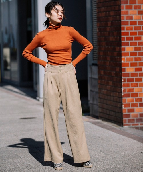 Munich(ミューニック)の「トリアセテートファイバーオックス タックワイドパンツ(その他パンツ・レディース・ベージュ/ブラック・S/M/XS)」の3枚目の写真