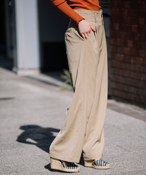 Munich(ミューニック)の「トリアセテートファイバーオックス タックワイドパンツ(その他パンツ・レディース・ベージュ/ブラック・S/M/XS)」の6枚目の写真