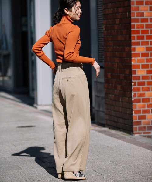 Munich(ミューニック)の「トリアセテートファイバーオックス タックワイドパンツ(その他パンツ・レディース・ベージュ/ブラック・S/M/XS)」の4枚目の写真