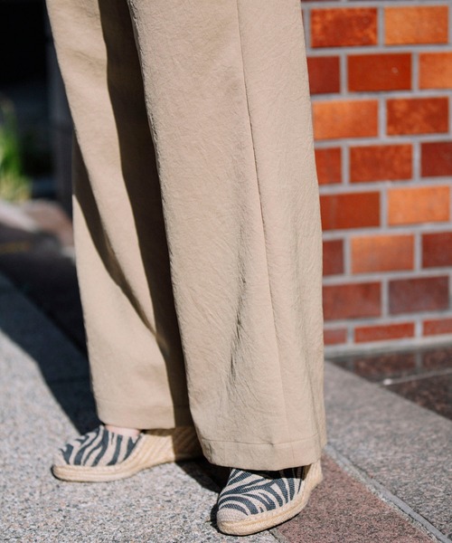 Munich(ミューニック)の「トリアセテートファイバーオックス タックワイドパンツ(その他パンツ・レディース・ベージュ/ブラック・S/M/XS)」の10枚目の写真