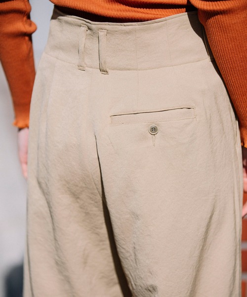 Munich(ミューニック)の「トリアセテートファイバーオックス タックワイドパンツ(その他パンツ・レディース・ベージュ/ブラック・S/M/XS)」の11枚目の写真