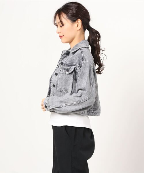 ALLSAINTS（オールセインツ）の「LENNON CROPPED DENIM JACKET | LENNON クロップド デニム ジャケット（デニムジャケット・レディース・グレー系その他・6/4/8/10）」の4枚目の写真