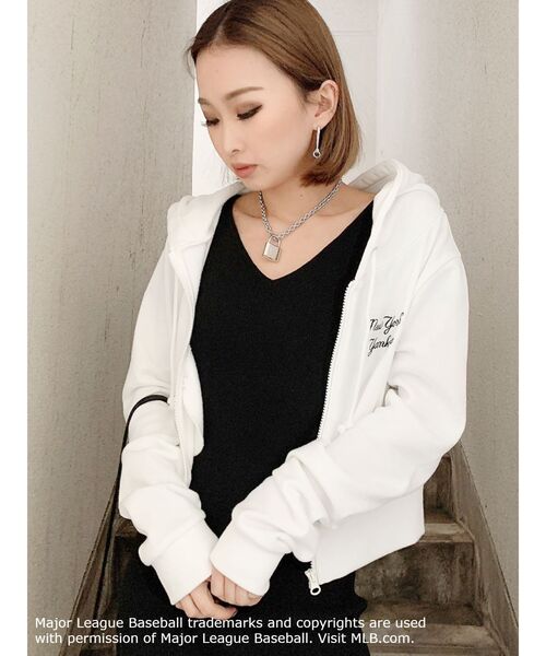 MLB（メジャーリーグベースボール）の「GYDA×MLB BasicショートPK（パーカー・レディース・オフホワイト/グレー/チャコールグレー・FREE）」の4枚目の写真