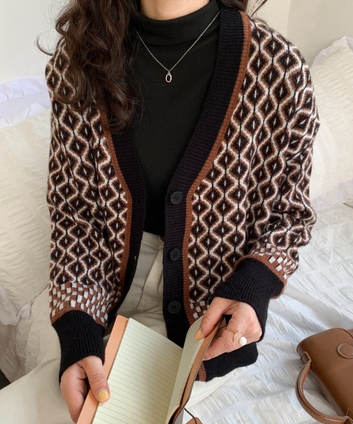 ABITOKYO（アビトーキョー）の「Vネック幾何柄ジャガードカーディガン（カーディガン/ボレロ・レディース・ブラック/ベージュ・FREE）」の2枚目の写真