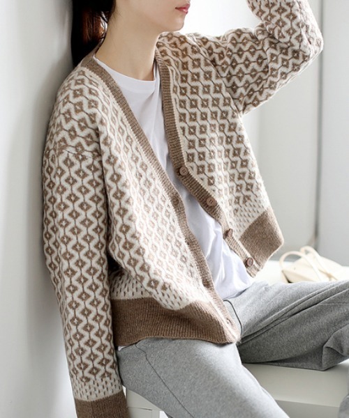 ABITOKYO（アビトーキョー）の「Vネック幾何柄ジャガードカーディガン（カーディガン/ボレロ・レディース・ブラック/ベージュ・FREE）」の3枚目の写真