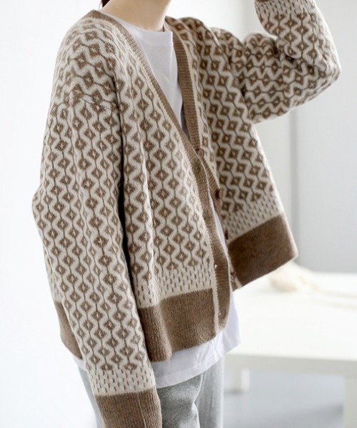 ABITOKYO（アビトーキョー）の「Vネック幾何柄ジャガードカーディガン（カーディガン/ボレロ・レディース・ブラック/ベージュ・FREE）」の5枚目の写真