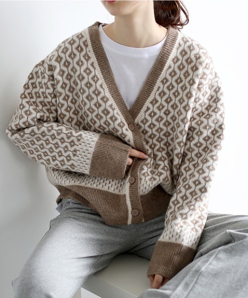 ABITOKYO（アビトーキョー）の「Vネック幾何柄ジャガードカーディガン（カーディガン/ボレロ・レディース・ブラック/ベージュ・FREE）」の4枚目の写真