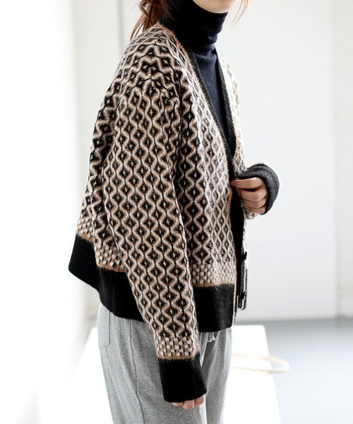 ABITOKYO（アビトーキョー）の「Vネック幾何柄ジャガードカーディガン（カーディガン/ボレロ・レディース・ブラック/ベージュ・FREE）」の10枚目の写真