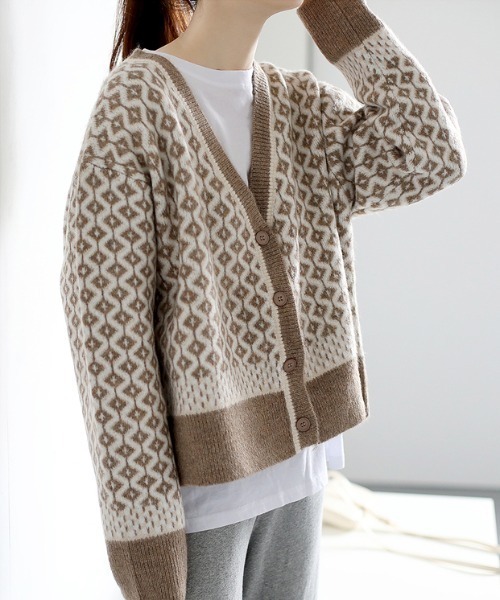 ABITOKYO（アビトーキョー）の「Vネック幾何柄ジャガードカーディガン（カーディガン/ボレロ・レディース・ブラック/ベージュ・FREE）」の6枚目の写真
