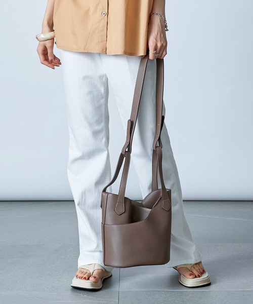 MAISON BREEZE(メゾンブリーズ)の「シーンやコーデによって変形可能な万能バッグ♪【MAISON BREEZE】ハイクオリティ2WAYバケツショルダーバッグ KNF【自立型】(ショルダーバッグ・レディース・ホワイト/ブラック/ブラウン/グレー・FREE)」の9枚目の写真