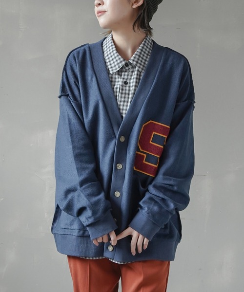 SPINNS（スピンズ）の「【ゆるシルエット】インサイドアウト 裏起毛レタードカーディガン（カーディガン/ボレロ・レディース・ネイビー/杢グレー/ダークグリーン/オレンジ系その他・ONESIZE）」の3枚目の写真