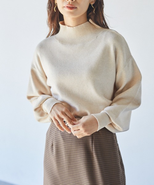 mysty woman（ミスティウーマン）の「ボリュームスリーブハイネックプルオーバー 255257（ニット/セーター・レディース・アイボリー/チャコール/モカ/グリーン系/ピンク系その他/ダークオレンジ/グリーン/イエロー系/ラベンダー・FREE）」の2枚目の写真