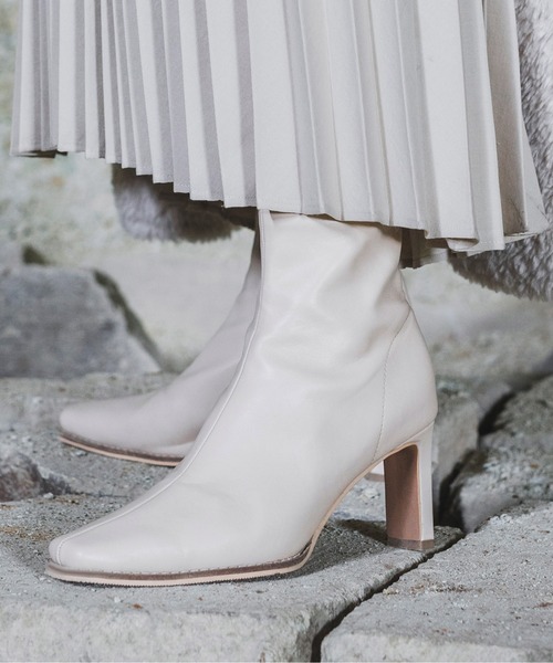 EVOL(イーボル)の「EVOL×Yukko コラボショートブーツAR30456(ブーツ・レディース・ブラック/ブラウン/アイボリー・S/M/L/LL/XS)」の2枚目の写真