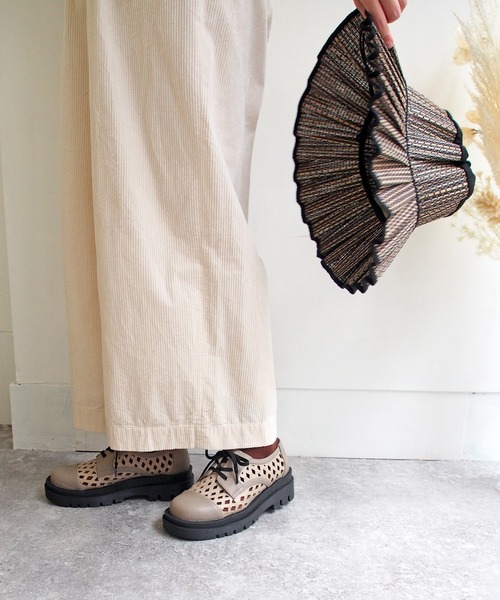 byあしながおじさん（バイアシナガオジサン）の「メッシュレースアップシューズ　-8510063（その他シューズ・レディース・グレイッシュベージュ/ホワイト/グリーン/ブラック・L/S/LL/M）」の4枚目の写真