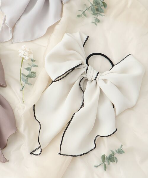 MAJESTIC LEGON（マジェスティックレゴン）の「bigリボンヘアアクセ（ヘアゴム・レディース・ライトグレー/アイボリー/モカ・FREE）」の2枚目の写真