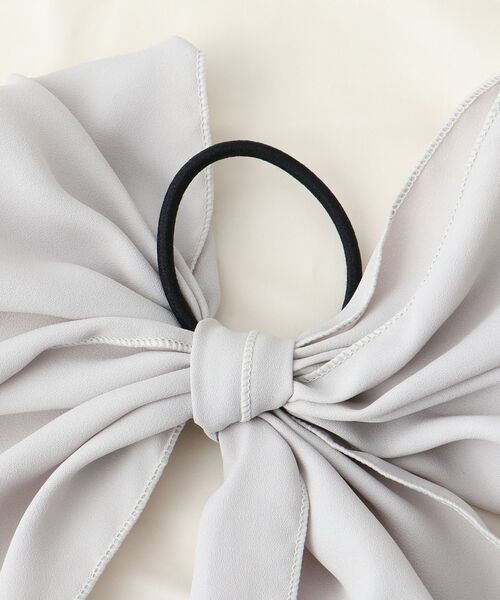 MAJESTIC LEGON（マジェスティックレゴン）の「bigリボンヘアアクセ（ヘアゴム・レディース・ライトグレー/アイボリー/モカ・FREE）」の4枚目の写真