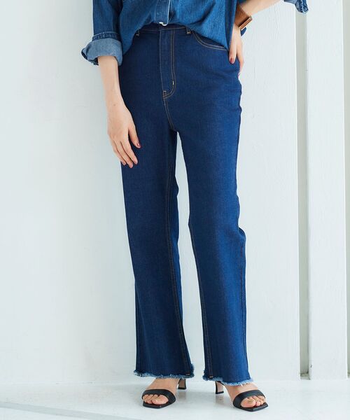 le.coeur blanc（ルクールブラン）の「ラウンドヘムデニムフレアパンツ（デニムパンツ・レディース・ネイビー/ブルー・38/36）」の9枚目の写真
