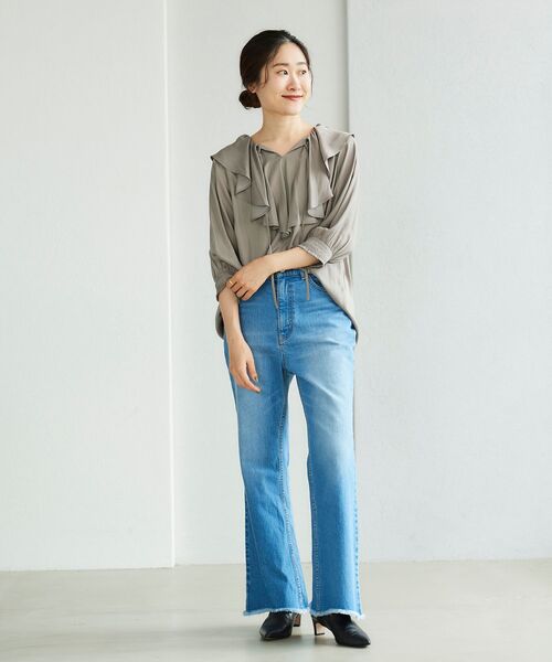 le.coeur blanc（ルクールブラン）の「ラウンドヘムデニムフレアパンツ（デニムパンツ・レディース・ネイビー/ブルー・38/36）」の15枚目の写真