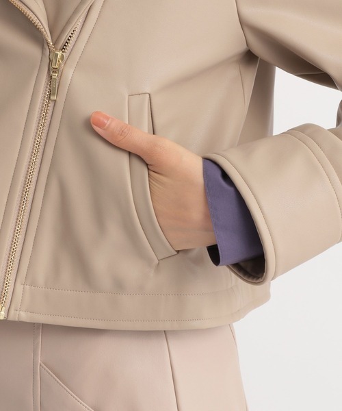 Andemiu（アンデミュウ）の「Ｆレザーライダースジャケット299725（ライダースジャケット・レディース・ブラック/ベージュ/グレー・FREE）」の17枚目の写真