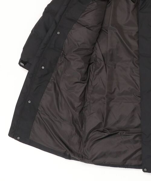 Guess（ゲス）の「Logo Hooded Long Down Coat（ダウンジャケット/コート・メンズ・ベージュ/ブラック・MEDIUM/LARGE/X-LARGE/SMALL）」の15枚目の写真