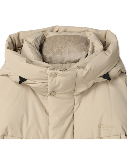 Guess（ゲス）の「Logo Hooded Long Down Coat（ダウンジャケット/コート・メンズ・ベージュ/ブラック・MEDIUM/LARGE/X-LARGE/SMALL）」の4枚目の写真