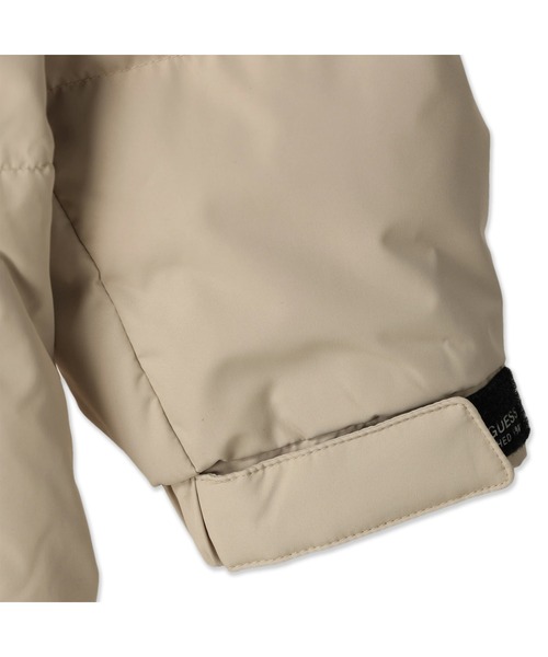 Guess（ゲス）の「Logo Hooded Long Down Coat（ダウンジャケット/コート・メンズ・ベージュ/ブラック・MEDIUM/LARGE/X-LARGE/SMALL）」の5枚目の写真