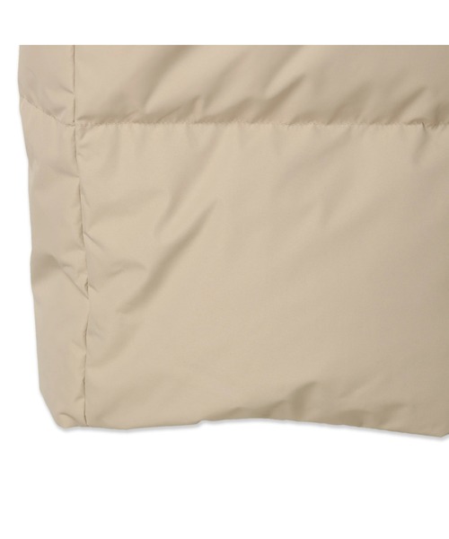 Guess（ゲス）の「Logo Hooded Long Down Coat（ダウンジャケット/コート・メンズ・ベージュ/ブラック・MEDIUM/LARGE/X-LARGE/SMALL）」の6枚目の写真