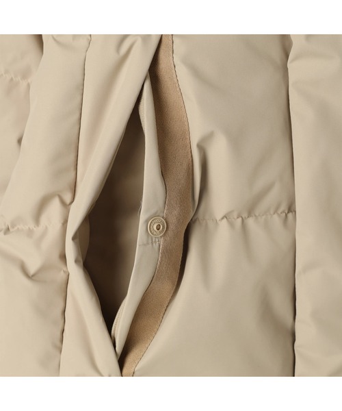 Guess（ゲス）の「Logo Hooded Long Down Coat（ダウンジャケット/コート・メンズ・ベージュ/ブラック・MEDIUM/LARGE/X-LARGE/SMALL）」の10枚目の写真